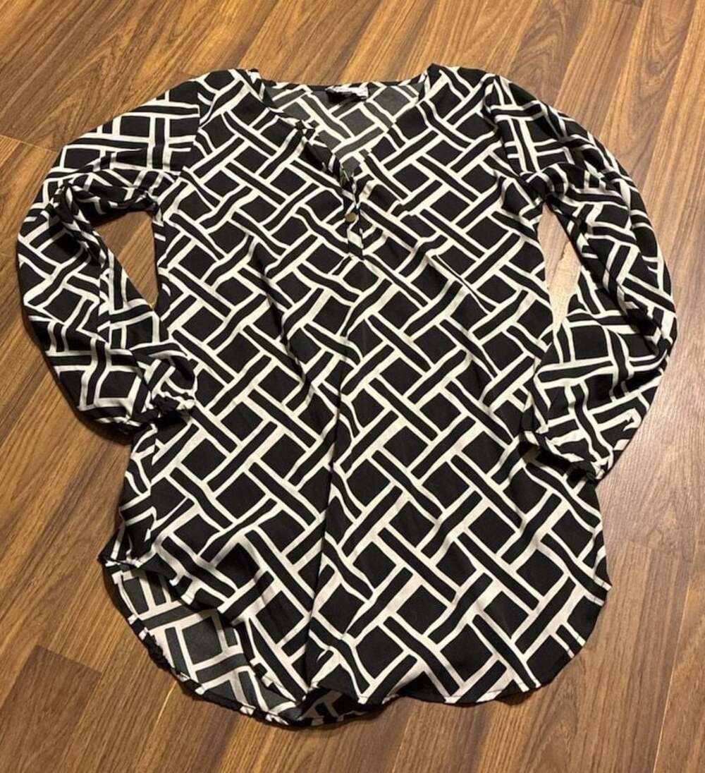 b. Boutique by Evergreen Black and White Lattice Print V-Neck Tunic Blouse